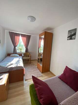 Хостелы Hostel Piaseczno Пясечно Двухместный номер с 2 отдельными кроватями и собственной ванной комнатой-4
